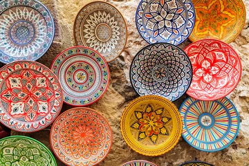 Gordijnen Colorful dish souvenirs in a shop in Morocco © pwollinga