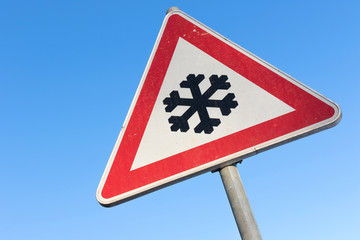 Deutsches Verkehrszeichen: Schnee- oder Eisglätte