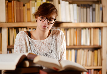 Studentin hinter Büchern