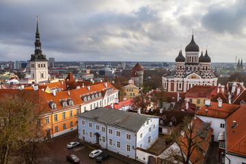 Obraz premium Toompea hill with Russian Orthodox Alexander Nevsky Cathedral and Niguliste church, view from the Dome church, Tallinn, Estonia