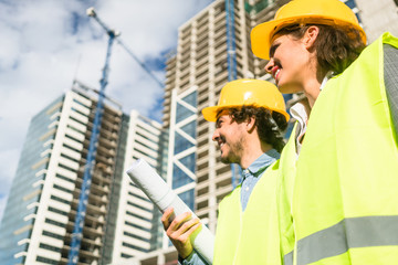 Bauingenieure überwachen die Fortschritte auf dem Hochbau-Projekt
