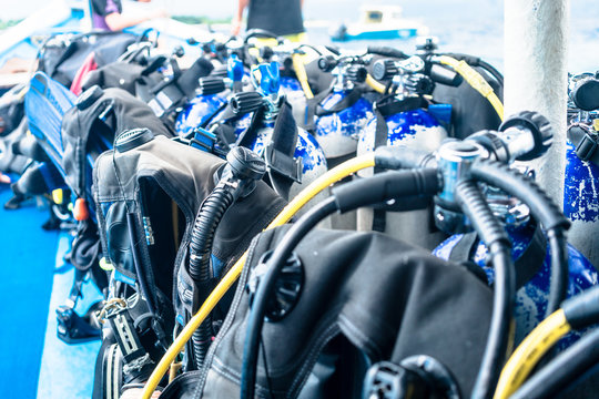 Tauchflaschen stehen auf Boot bereit f&uuml;r Tauchgang