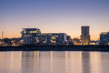 Obraz premium Köln: Bürohaus und historischer Turm