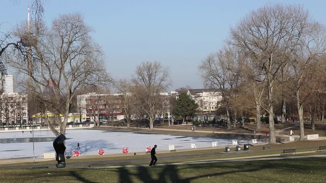 K&ouml;ln, vereister Aachener Weiher, Hiroshima-Nagasaki-Park, Winter; Cologne, ice skater, iced pond, winter