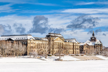 Finanzministerium und Sächsische Staatskanzlei im Regierungsviertel von Dresden - winterliches Königsufer an der Elbe