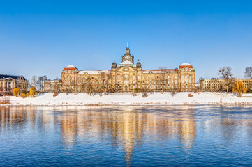Sächsische Staatskanzlei im Regierungsviertel von Dresden - winterliches Elbufer