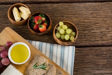 Gouda cheese, brown bread slices, lime juice and fruits
