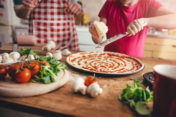 Crédence de cuisine en verre imprimé Cuisinier Mother and daughter preparing pizza