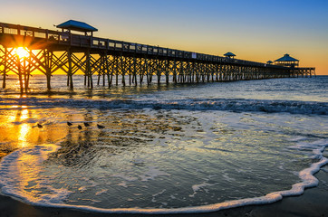 Obraz premium Ocean Atlantycki, malowniczy wschód słońca, Folly Beach w Południowej Karolinie