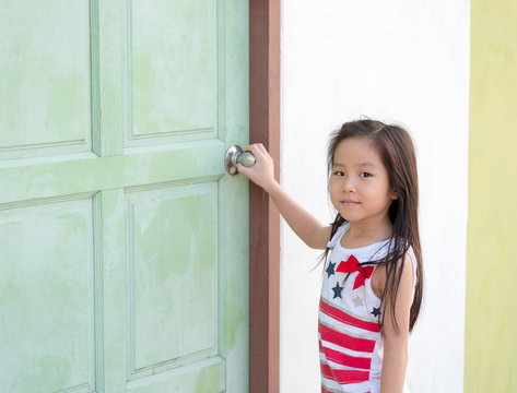 Little Asian Girl Kid Try To Open The Door