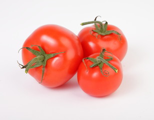 три помидора на белом фоне