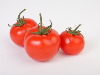 три помидора на белом фоне
