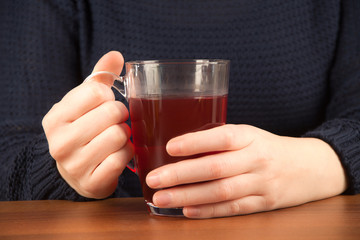 Hände halten Tasse fest