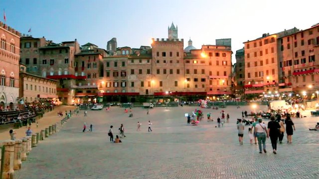 Soir&eacute;e &agrave; la place du champ &agrave; Sienne
