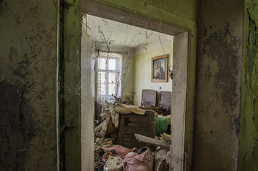 blick in altes schlafzimmer