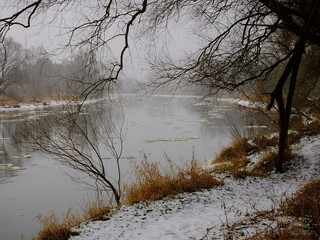 rzeka zimą