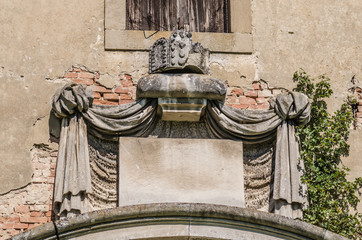 verzierung von eingang bei schlossgebaeude