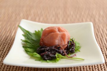 小皿に入った梅干し