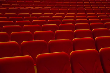 Obraz premium Rzędy siedzeń w kinie bez ludzi