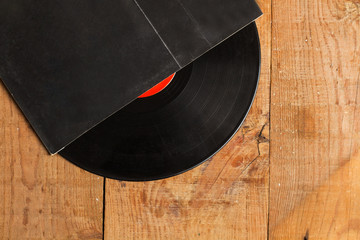 Disco de Vinilo de música sobre una mesa de madera rústica. Vista superior. Copy space