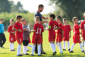 Obraz premium Children's soccer team in the field exercise