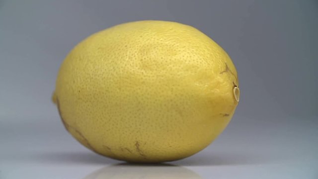 SLOW MOTION: Knife cuts lemon