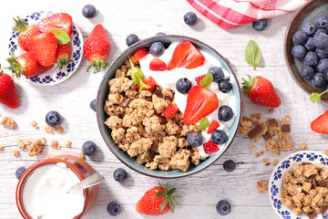 muesli,yogurt and berry fruit