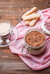 Tiramisu, Savoiardi on pink cloth