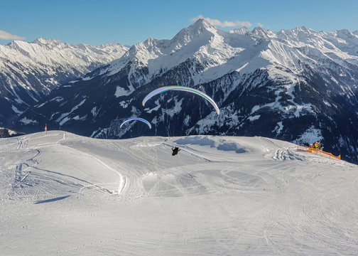 The pilot begins flight on a paraplane with a mountain-skiing slope of Penken - Mayrhofen, Austria