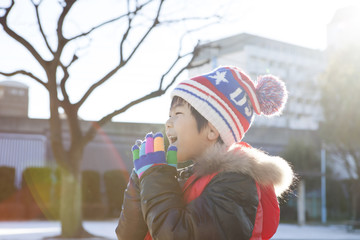 雪の公園で遊ぶ子供