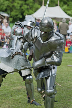 Miteinander k&auml;mpfende Ritter