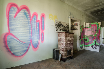 graffiti bei kamin in zimmer