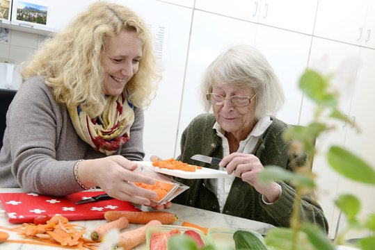 Senioren Häusliche Altenpflege Gemeinsam Kochen