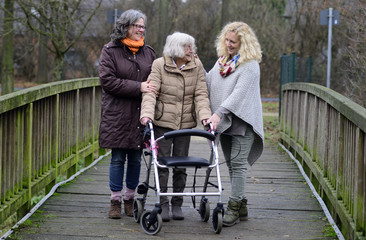 Senioren Häusliche Altenpflege Spazieren gehen