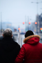 Older couple, Poland. Fot. Konrad Filip Komarnicki / EAST NEWS Lodz 09.11.2015 Para starszych ludzi na lodzkiej ulicy. - obrazy, fototapety, plakaty