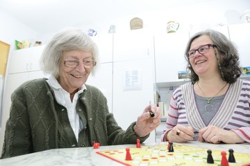 Senioren Häusliche Altenpflege Lachen u nd Spielen