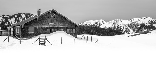 Fototapeta na wymiar Snowed-in mountain hut in the Allgäu Alps