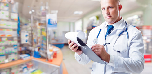 The pharmacist gives advice on medicaments.