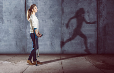 Verletzte Frau mit rennendem Schatten - obrazy, fototapety, plakaty