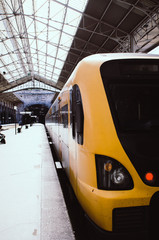 Naklejka premium Yellow and black train stop at railway station