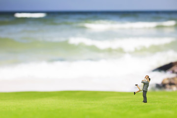 Obraz premium Miniature couple on the beach background