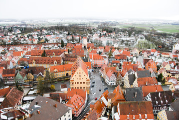 Obraz premium ロマンチック街道沿いの街 ネルトリンゲン 聖ゲオルク教会のダニエルからの眺め ベルガー門（ドイツ）