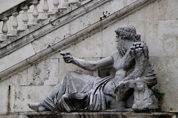 Sculpture avec corne d'abondance