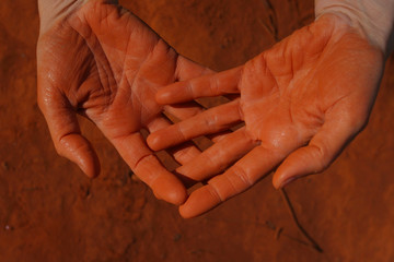 Mani con sfondo di ocra rossa