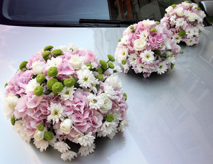 fresh flowers for the bride and groom wedding