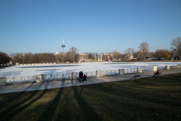 Cologne, iced pond, Hiroshima-Nagasaki-Park, winter; Köln, vereister Aachener Weiher, Winter