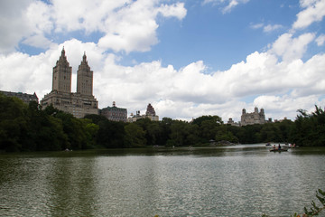 Fototapeta na wymiar Buildings and lake at Central Park with cloudy blue sunset, New York
