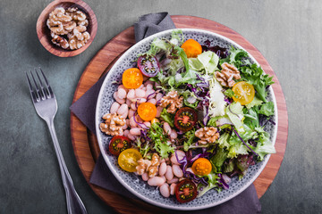 Gemischter Salat mit Bohnen und Walnusskernen