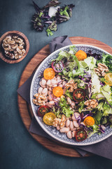 Fototapeta na wymiar Gemischter Salat mit Bohnen und Walnusskernen