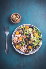 Gemischter Salat mit Bohnen und Walnusskernen